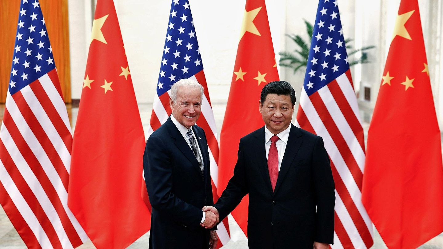 习近平与拜登已在中国农历春节前进行了拜登上任以来的首次通话。图为习近平和时任美国副总统拜登2013年12月4日在巴西会晤。（Reuters）