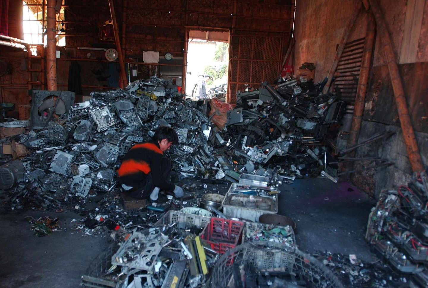 浙江台州的电子垃圾拆解坊。（视觉中国）