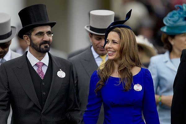 ▲杜拜酋长拉希德（Sheikh Mohammed Bin Rashid al-Maktoum）与前妻约旦哈雅公主（Princess Haya Bint Al-Hussain）于2012年出席英国雅士谷赛马大会。 （图／达志影像／美联社）