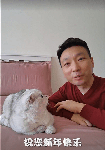 康辉素颜带宠物猫录视频，卧室内景朴素，至今仍在北京租房（组图） - 2