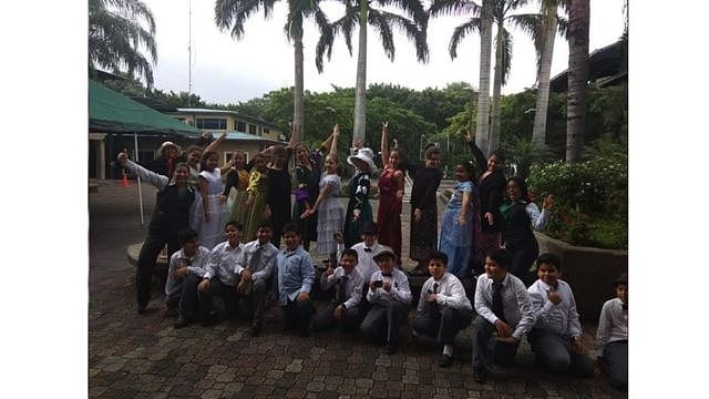 The children from Colegio Ecomundo in Guayaquil pose for photos dressed as Mary Anning and people from her time.
