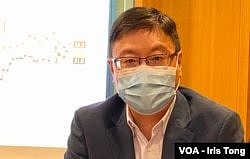 香港浸会大学政治与国际关系学系副教授陈家洛表示，最近凤凰卫视高层人事大变动，以及公营广播机构香港电台停播BBC国际频道，反映对一国两制及新闻自由响起极大警号。 (美国之音/汤惠芸)