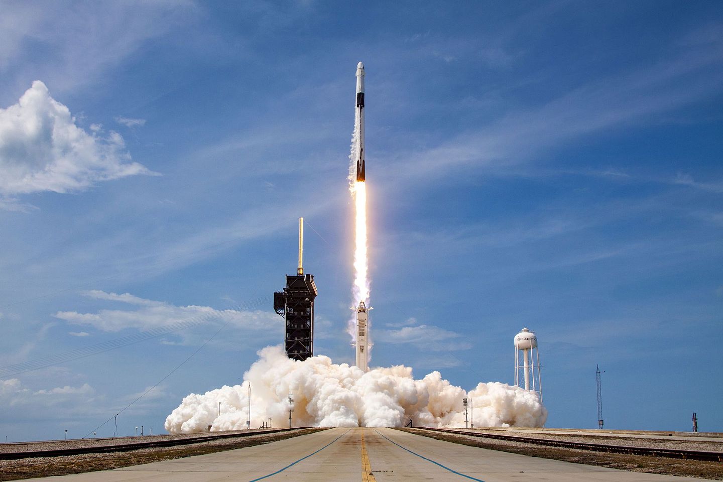 圖為2020年5月30日，太空探索技術公司於美國佛羅里達州發射「獵鷹9」號火箭，運載龍飛船的太空人到國際太空站。（Getty Images）