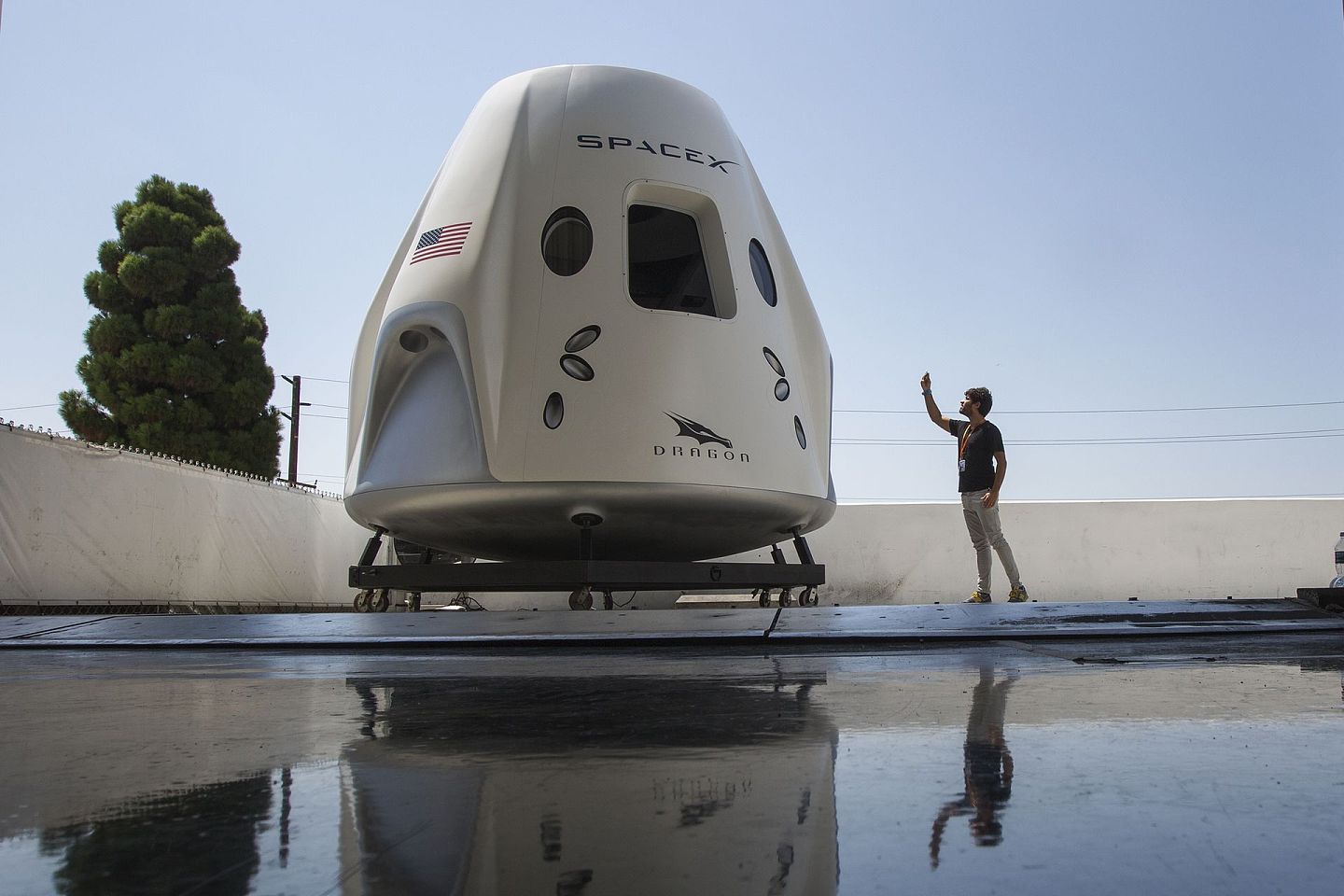 图为SpaceX公司研发的龙飞船（Dragon Crew）的模拟版。公司在2015年首次实现飞船的回收后，又对飞船进行重新整修和安全检查，并在两年后才再次把飞船送入太空，由此实现了飞船的重复使用。（GettyImages）