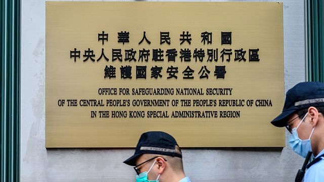两名警员在中国中央政府驻香港维护国安公署外巡逻（8/7/2020）