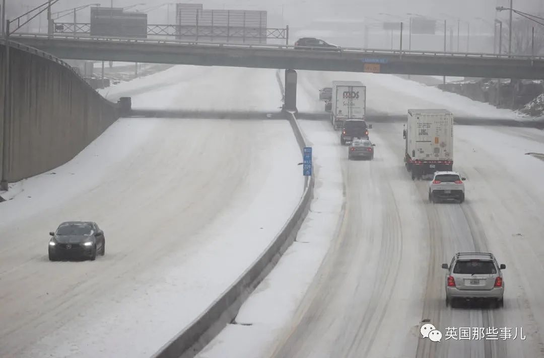 美国德州极寒导致全城大停电…有人冻死摔死，政客们却在打嘴仗？