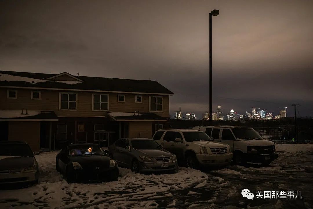 美国德州极寒导致全城大停电…有人冻死摔死，政客们却在打嘴仗？