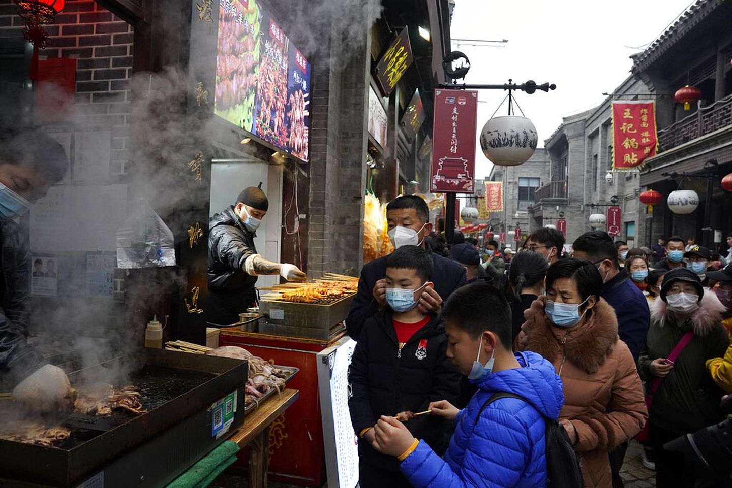 中国新冠肺炎疫情：图为北京民众2月14日在购物街消费。（AP）