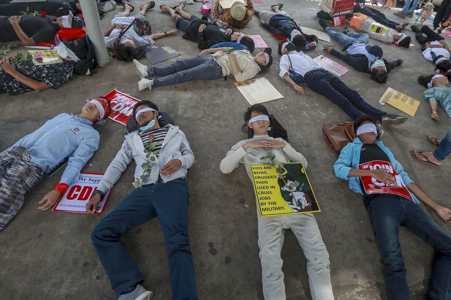 2021年2月16日，在缅甸仰光举行的军事政变抗议中，示威者演示在军事政府统治下，蒙着双眼丧生的人民。（AP）