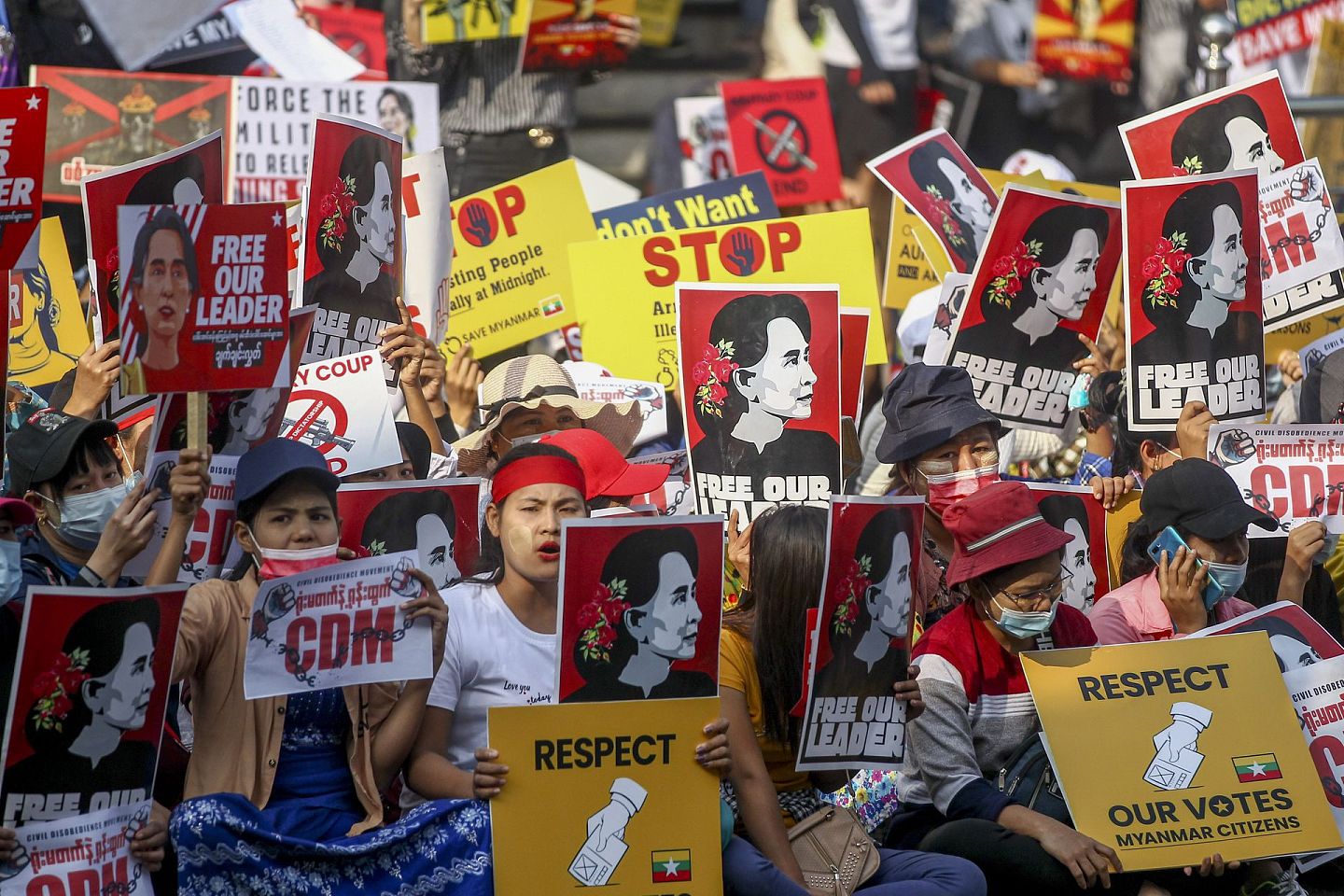 示威者在2021年2月16日对缅甸仰光的军事政变进行抗议时，展示被拘留的缅甸领导人昂山素季的图像。（AP）