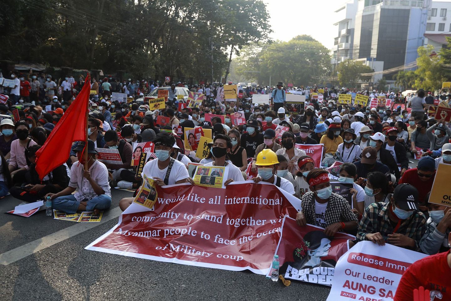 反政变抗议者聚集在缅甸仰光全国民主联盟党总部附近。（AP）