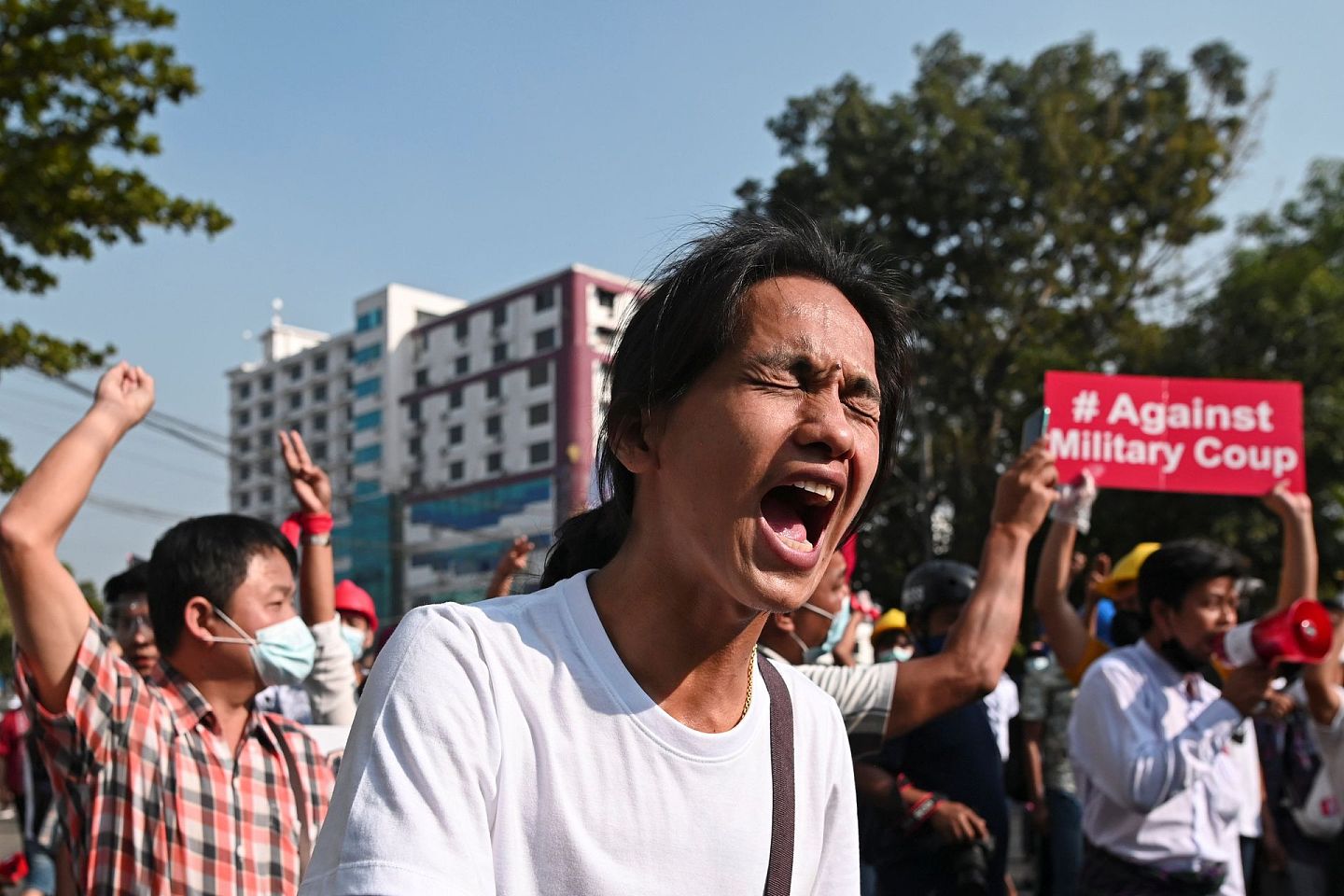 2021年2月15日，示威群众在缅甸仰光举行的军事政变集会上作出反应。（Reuters）