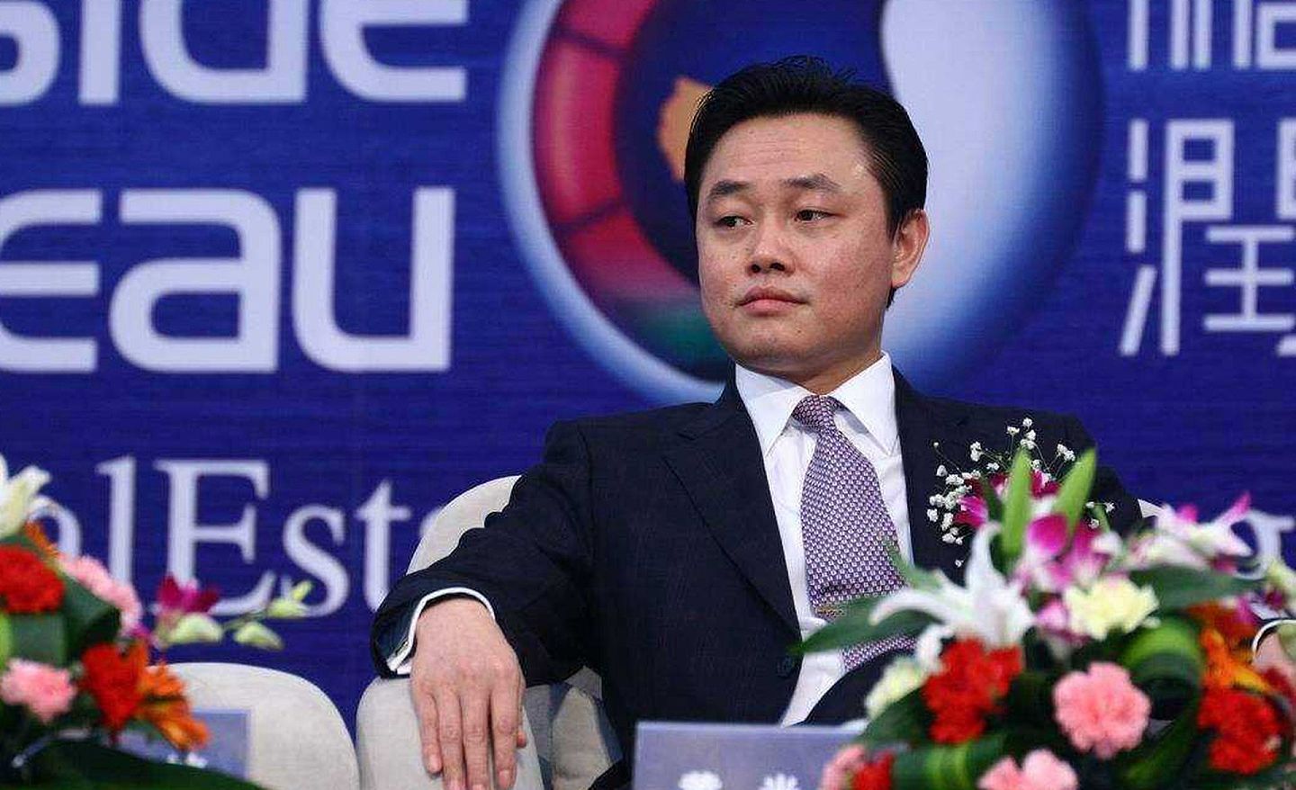 黄光裕被认为是曾经的零售大亨、中国最年轻的首富。（微博@品师说）