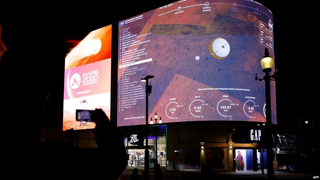 显示模拟美国宇航局“毅力号”探测器在火星登陆的图像。