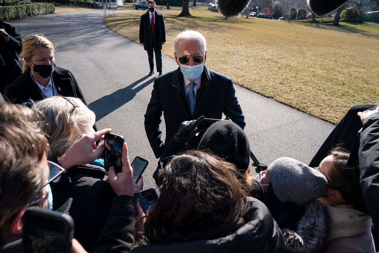 2021年2月8日，美国总统拜登在华盛顿白宫南草坪与记者交谈。（AP）