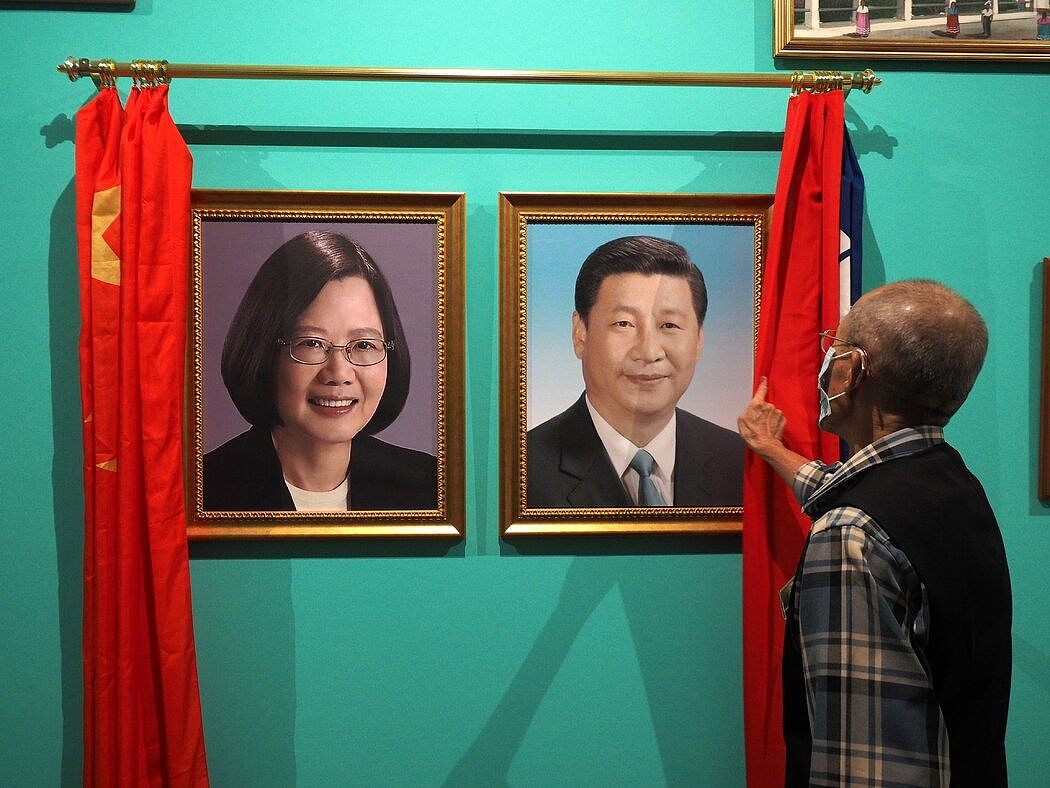 台北去年举办的后冷战时期国际关系展览上展示的台湾总统蔡英文和中国领导人习近平的照片。