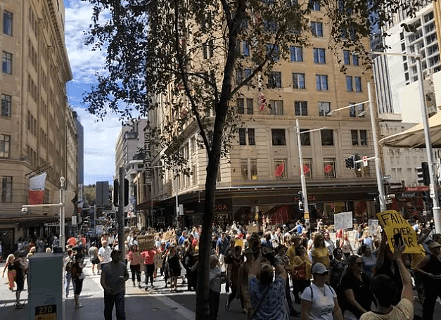 悉尼CBD爆发游行示威，抗议联邦政府推广新冠疫苗！路人狠批：胡说八道（视频/组图） - 1