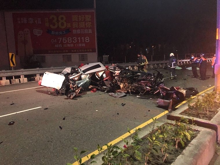 彰化县和美嘉卿路在年初四发生试车酿成二死一伤重大事故，整辆BMW撞成一团废铁。 资料照片