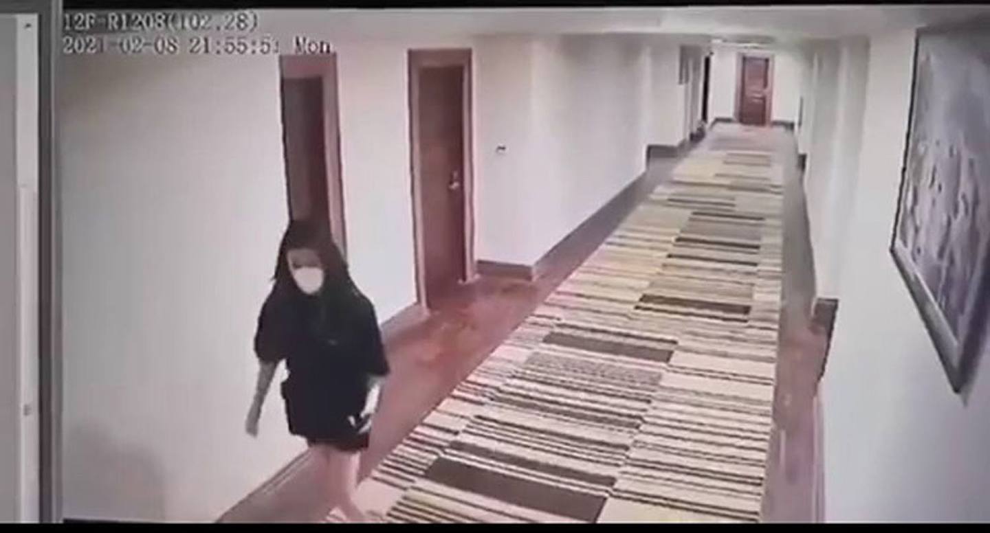 据闭路电视显示，一名确诊者在逃离酒店之前，行走于走廊中。 （Khmer Times）
