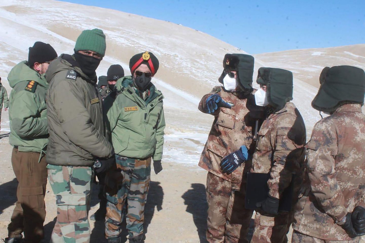 印度和中国的军官于2021年2月10日在中印边界拉达克的班公湖地区举行会议，两军开始从班公湖南岸和北岸开始撤离。（AP）
