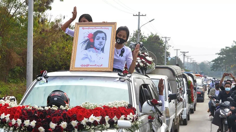 缅甸军事镇压首位遇难者Mya Thwate Thwate Khaing下葬，成千上万人向她致意2021年2月21日
