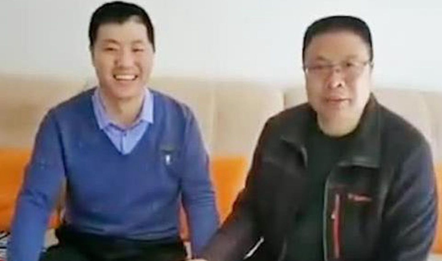 2月21日，中国陕西安康电视台官方号发布一段20日朋友看望在中印边境“卫国戍边英雄团长”祁发宝（左）的视频。（微博@冲锋号角）