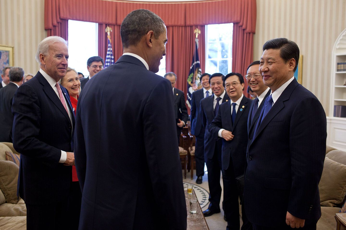 2012年12月14日，习近平在美国白宫椭圆形办公室与美国时任总统奥巴马（Barack Obama，前排中）、时任副总统拜登（前排左）讲话。（美国白宫官网）