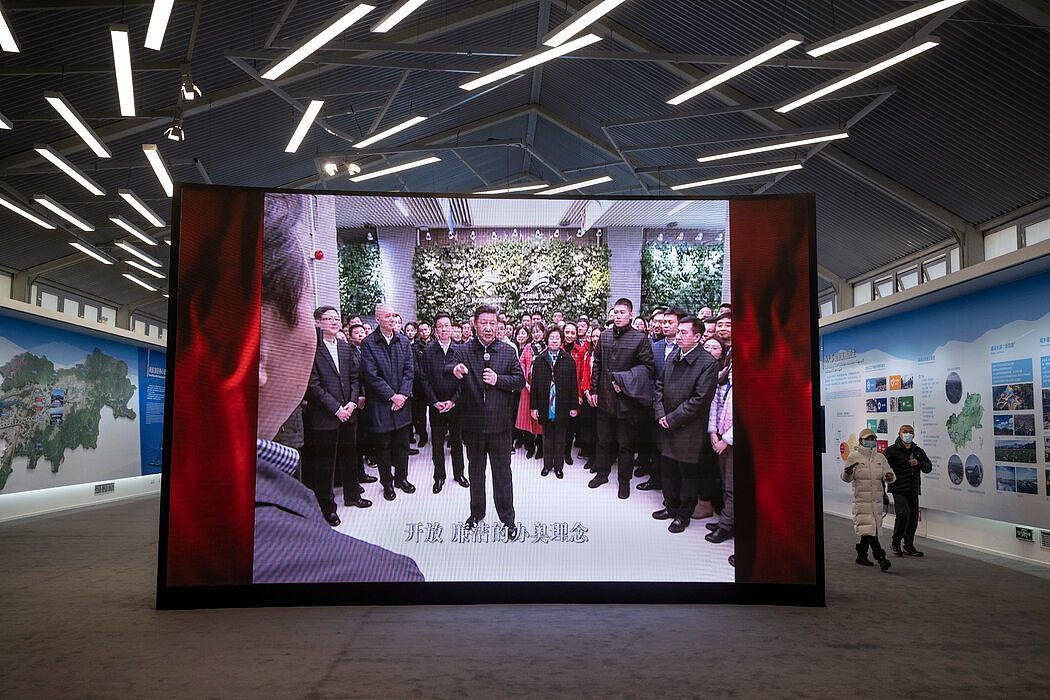 本月早些时候，在北京奥运展览中心看到的展示中国领导人习近平的屏幕。