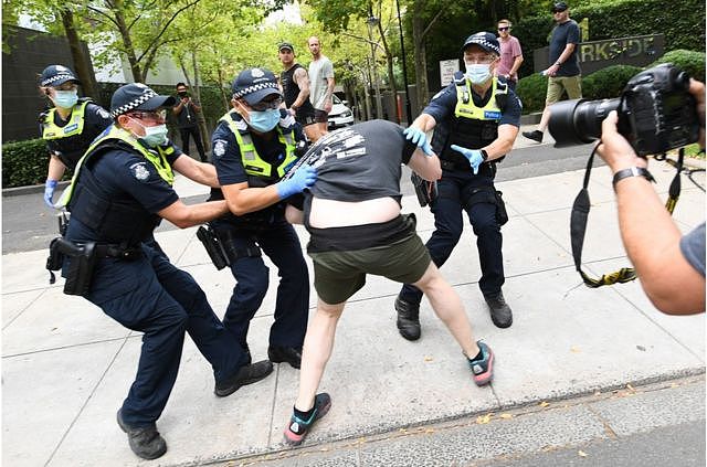 澳大利亚警方在墨尔本与反疫苗抗议者冲突。