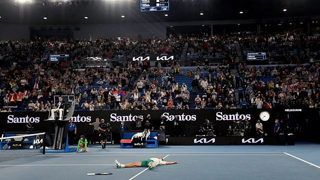 澳网男单决赛现场，观众为取胜的德约科维奇欢呼。