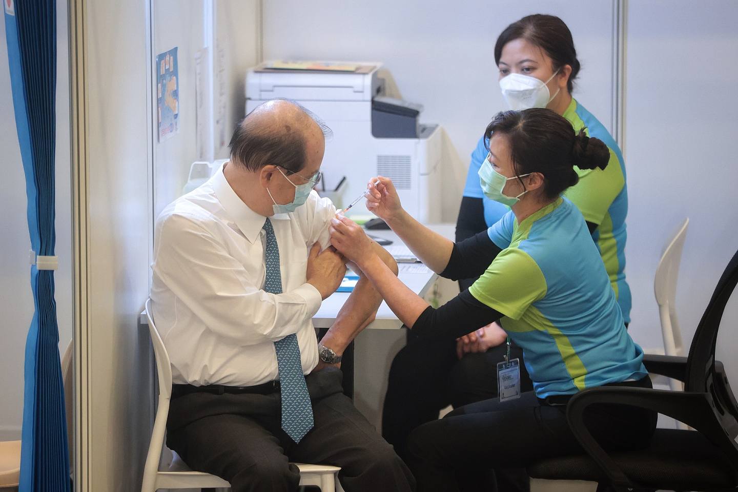 林郑连同司局长接种新冠疫苗。 图为张建宗。 （李泽彤摄）