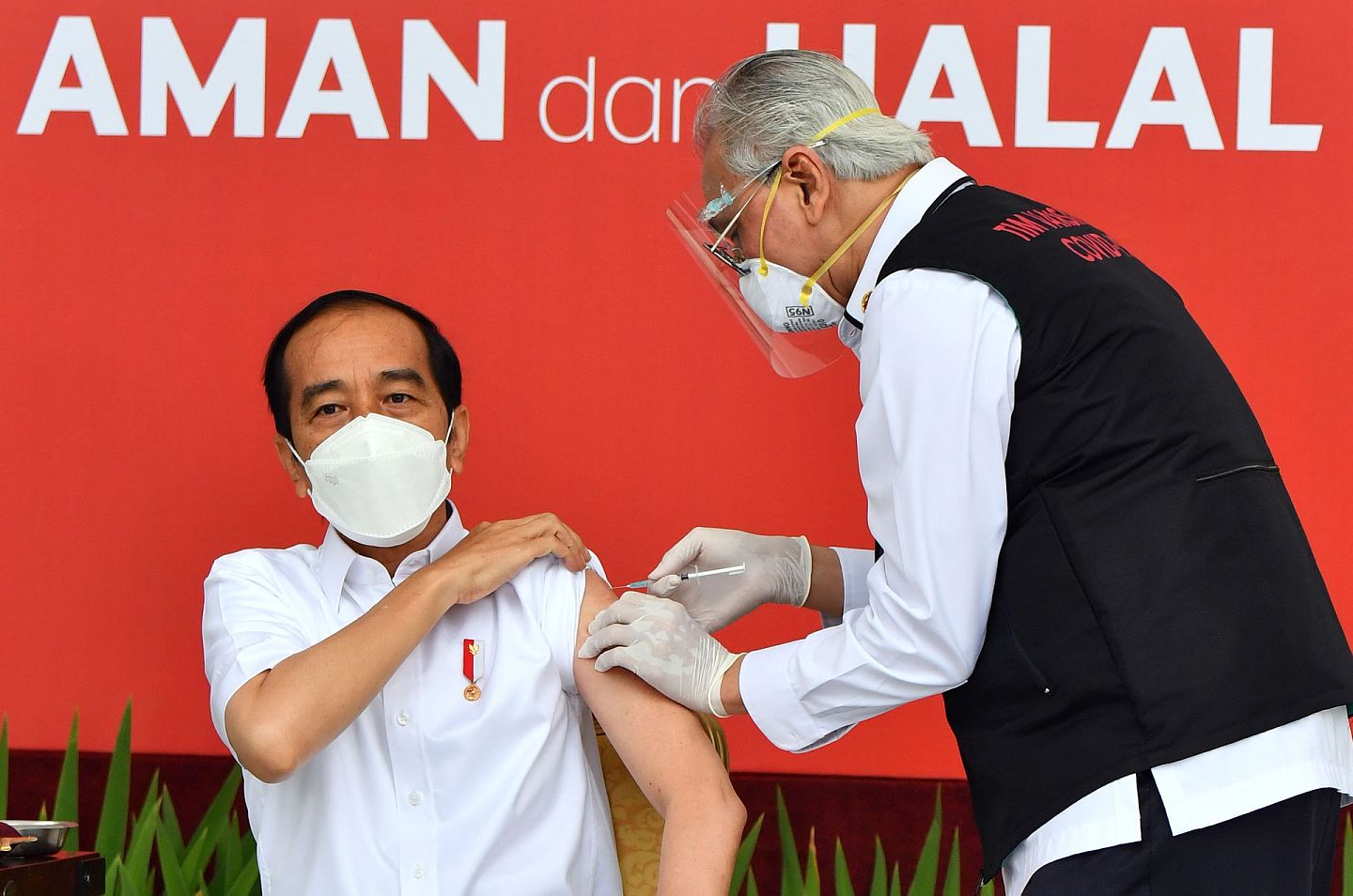 2021年1月13日，印尼总统佐科（Joko Widodo，左）接种首剂科兴疫苗。（新华社）