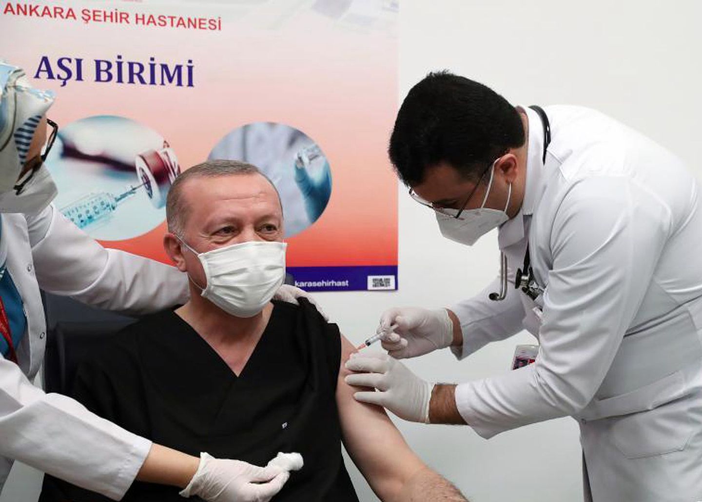 2021年1月14日，土耳其总统埃尔多安（Recep Tayyip Erdogan，中）在土耳其首都安卡拉一家医院接种中国新冠肺炎疫苗。（新华社）