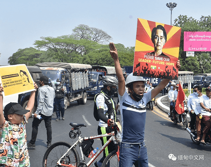 缅甸爆发全国性超大规模示威活动，数百万人走上街头！多地军警已出动（组图） - 30