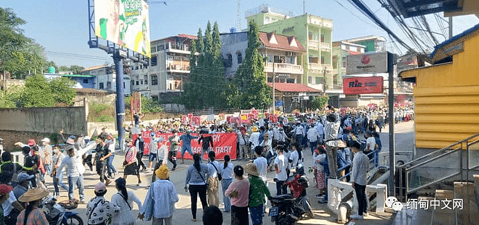 缅甸爆发全国性超大规模示威活动，数百万人走上街头！多地军警已出动（组图） - 32