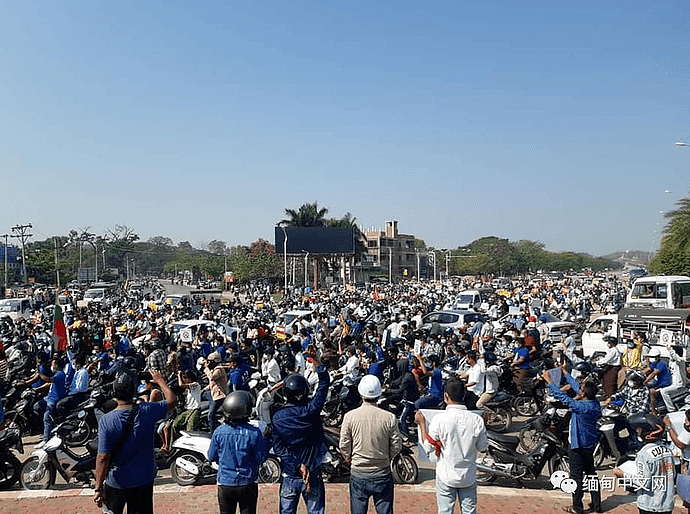 缅甸爆发全国性超大规模示威活动，数百万人走上街头！多地军警已出动（组图） - 36
