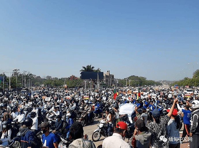 缅甸爆发全国性超大规模示威活动，数百万人走上街头！多地军警已出动（组图） - 37