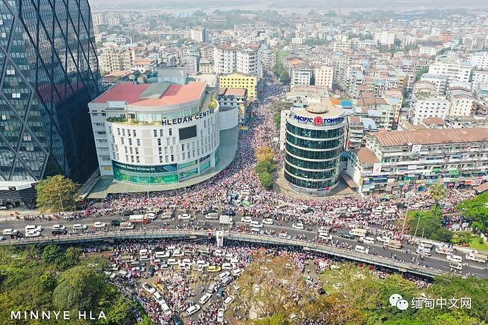 缅甸爆发全国性超大规模示威活动，数百万人走上街头！多地军警已出动（组图） - 39