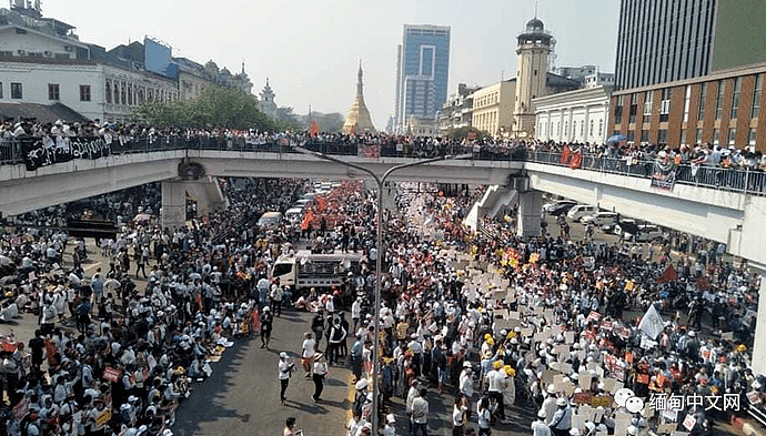 缅甸爆发全国性超大规模示威活动，数百万人走上街头！多地军警已出动（组图） - 40
