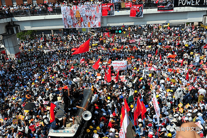 缅甸爆发全国性超大规模示威活动，数百万人走上街头！多地军警已出动（组图） - 43