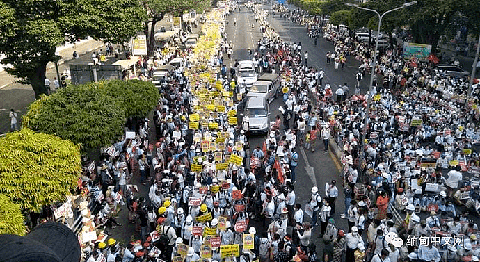 缅甸爆发全国性超大规模示威活动，数百万人走上街头！多地军警已出动（组图） - 45