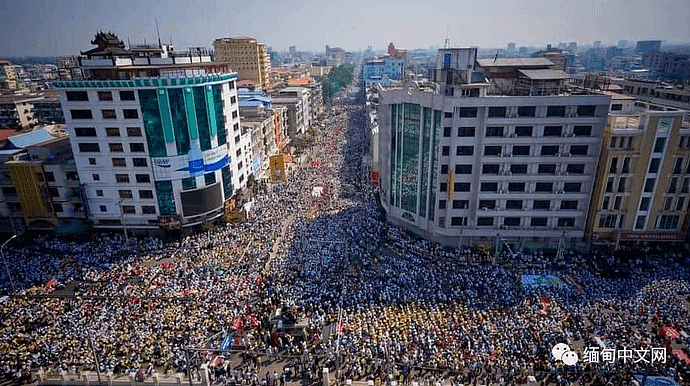 缅甸爆发全国性超大规模示威活动，数百万人走上街头！多地军警已出动（组图） - 47