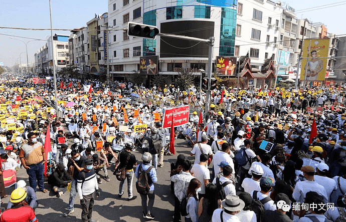 缅甸爆发全国性超大规模示威活动，数百万人走上街头！多地军警已出动（组图） - 51
