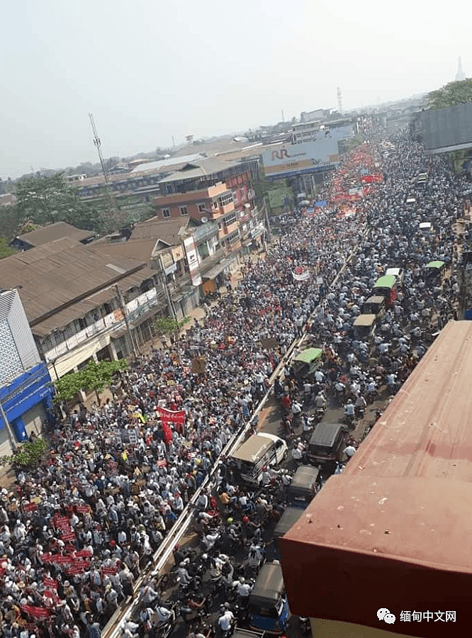 缅甸爆发全国性超大规模示威活动，数百万人走上街头！多地军警已出动（组图） - 55