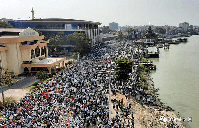 缅甸爆发全国性超大规模示威活动，数百万人走上街头！多地军警已出动（组图） - 57