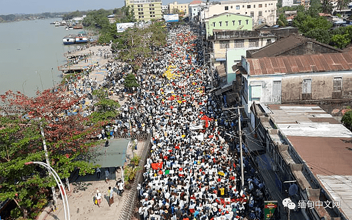 缅甸爆发全国性超大规模示威活动，数百万人走上街头！多地军警已出动（组图） - 59