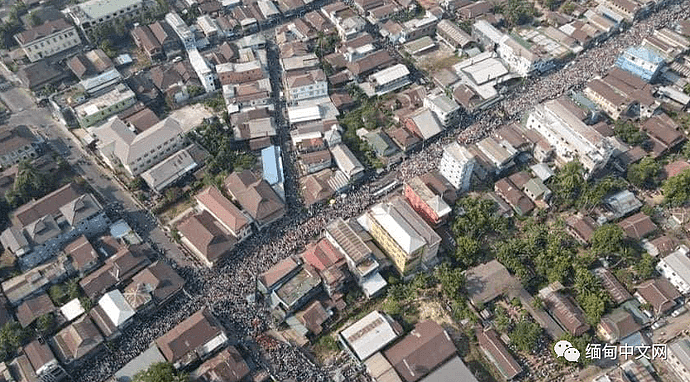 缅甸爆发全国性超大规模示威活动，数百万人走上街头！多地军警已出动（组图） - 61