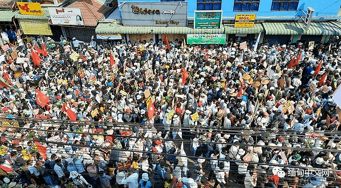 缅甸爆发全国性超大规模示威活动，数百万人走上街头！多地军警已出动（组图） - 63