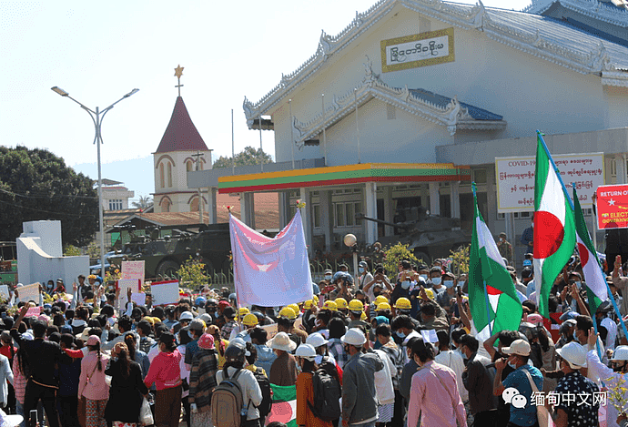 缅甸爆发全国性超大规模示威活动，数百万人走上街头！多地军警已出动（组图） - 69