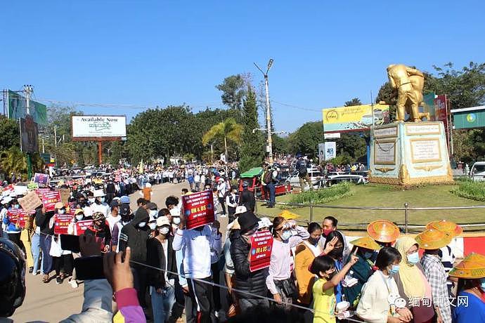 缅甸爆发全国性超大规模示威活动，数百万人走上街头！多地军警已出动（组图） - 71